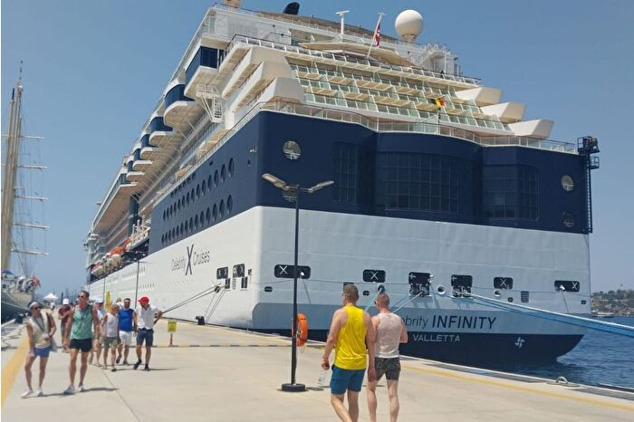 Bodrum Limanı'na iki dev yolcu gemisi geldi