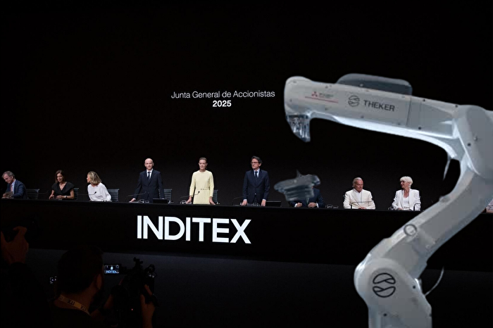 Zara'nın sahibi olan İspanyol moda devi INDITEX, yapay zekâ destekli robotlarla üretim yapan Theker’e ortak oldu