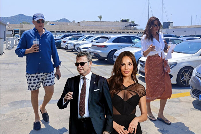 Güzide Duran ve Fikret Orman çifti aşklarını Bodrum'da yaşıyor