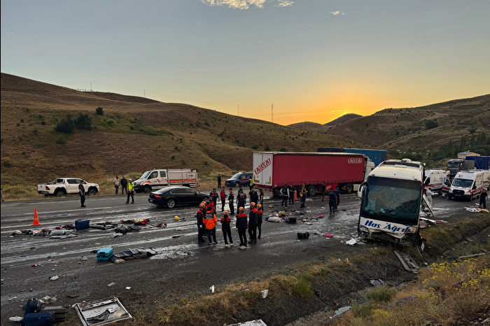 Sivas'ta yolcu otobüsü dağın yamacına çarptı: 3 kişi öldü, 24 kişi yaralandı