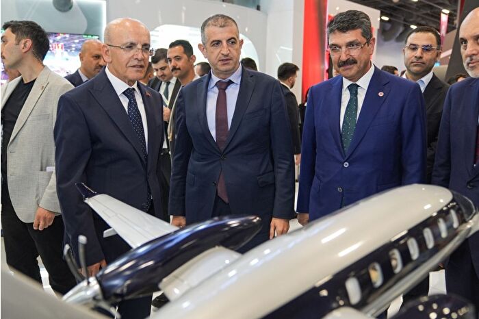 Hazine Bakanı Mehmet Şimşek IDEF 2025'i ziyaret etti: Türkiye savunma sanayisinde hızla küresel en gelişmiş ülkelerle arayı kapatıyor