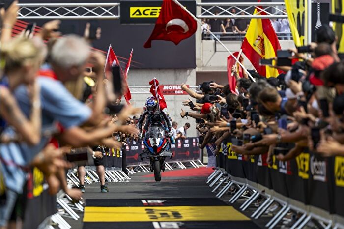 Toprak Razgatlıoğlu, Superbike Macaristan ayağının ilk yarışını kazandı