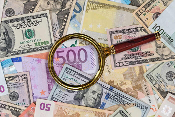 ABD ve AB arasındaki anlaşma doları güçlendirdi, euro ve sterlin değer kaybetti