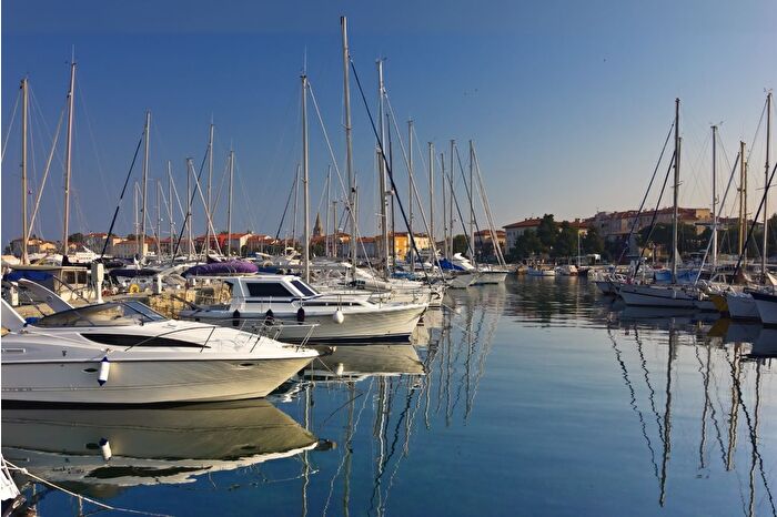 Koç Holding KAP’a yaptığı açıklamada, Göcek’teki Village Port ve Exclusive Port marinaları devralmak için anlaşma imzaladığını duyurdu