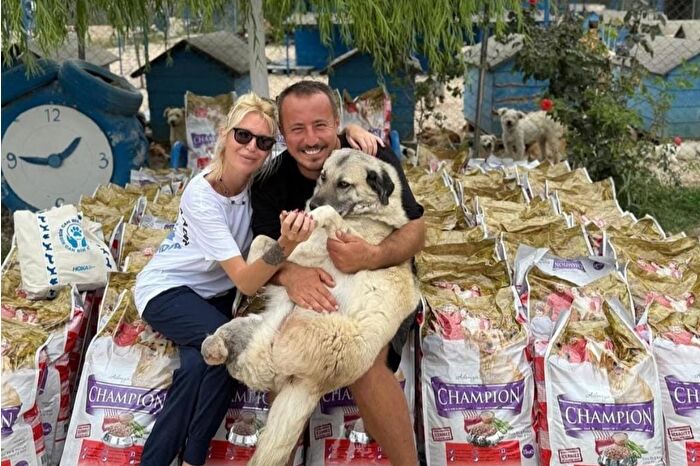 300 sokak hayvanına bakan Derin Mermerci, Bursa’daki yangından etkilenen hayvanlar 1 buçuk ton mama götürdü