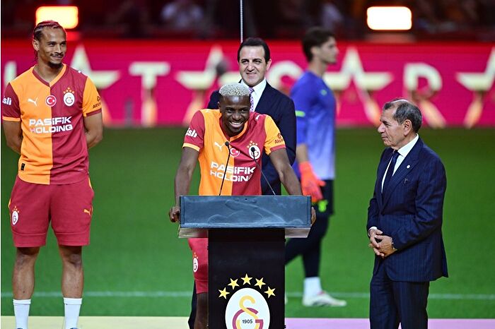 Galatasaray Osimhen ve Sane için imza töreni düzenledi; Osimhen Türkçe "Merhaba Galatasaray" dedi