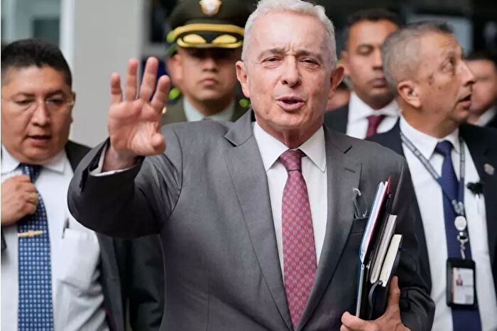 Kolombiya'nın eski Cumhurbaşkanı Uribe'ye 12 yıl ev hapsi cezası 