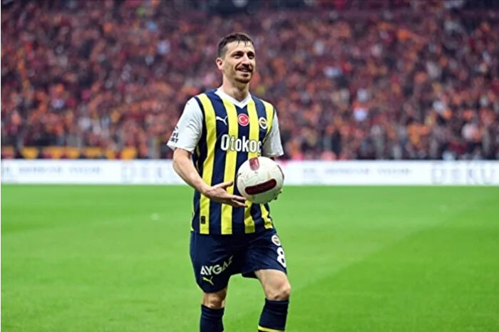 Fenerbahçe’de yeni sezonun birinci kaptanı Mert Hakan Yandaş oldu