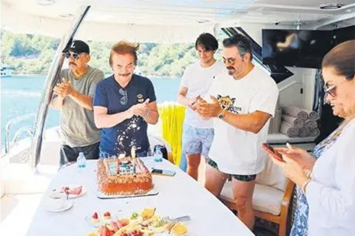 Sanatçı Orhan Gencebay, 81’inci  yaşını dostlarıyla Bodrum’da teknede pasta keserek kutladı