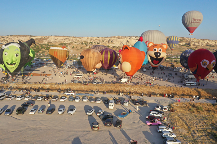 Kapadokya'da figürlü sıcak hava balonları gösteri uçuşu yaptı