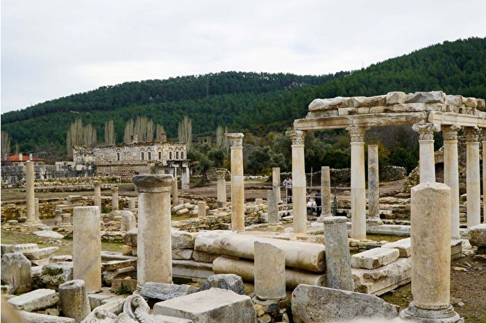 Stratonikeia Antik Kenti’nde ‘geleceğe miras’ projesi kapsamında tarihi Roma Hamamı’nın soğuk su havuzu 1900 yıl sonra yeniden suya kavuştu