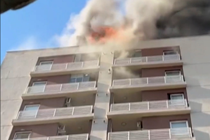 Bağcılar'da 13 katlı binanın çatısında çıkan yangın söndürüldü