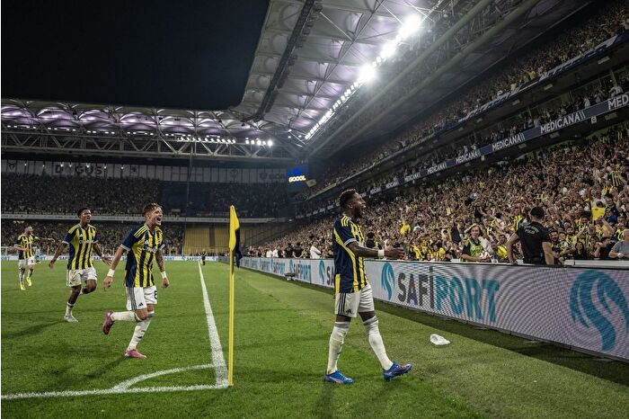 Fenerbahçe, UEFA Şampiyonlar Ligi 3. eleme turunda Feyenoord'u 5-2 yendi