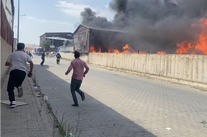 Eskişehir’de geri dönüşüm sitesinde korkutan yangın: Üç fabrika küle döndü, hava desteğiyle kontrol altına alındı