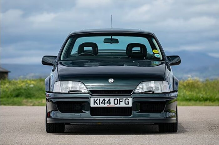 Dünyada yalnızca 950 adet üretilen 1993 model nadir otomobil Lotus Carlton müzayedede satışa çıkıyor