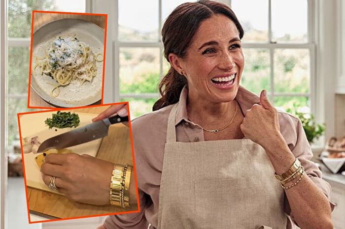 Sussex Düşesi Meghan Markle makarna yaptı, 13 milyon liralık takıları gündem oldu