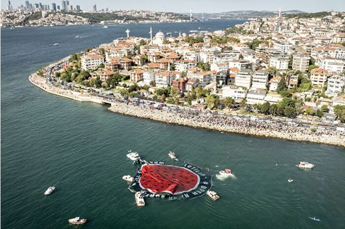 İstanbul Boğazı'nda Gazze'ye 'Karpuz' selamı