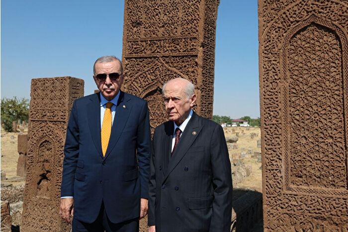 Cumhurbaşkanı Erdoğan, Devlet Bahçeli ile birlikte Selçuklu Meydan Mezarlığı'nı ziyaret etti: Kızılelma'nın anahtarı Ahlat