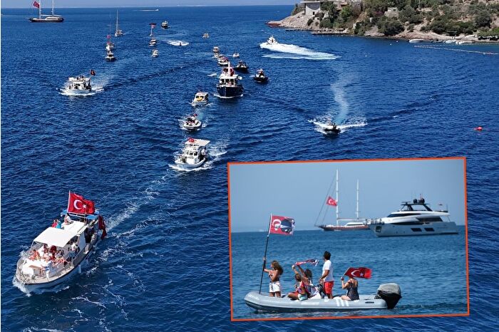 Bodrum’da 30 Ağustos Zafer Bayramı denizde kortejle kutlandı