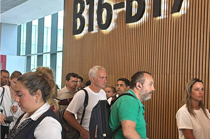 2 Haziran 2024'te Tosyalı Holding'e ait özel jetle İstanbul'a gelen Mourinho, bugün terminalde tek başına tarifeli uçakla ülkesine döndü
