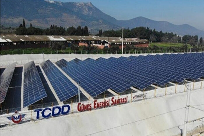 Bakan Uraloğlu, demir yolu tesislerinde 4 güneş enerjisi santralinin devreye alındığını bildirdi