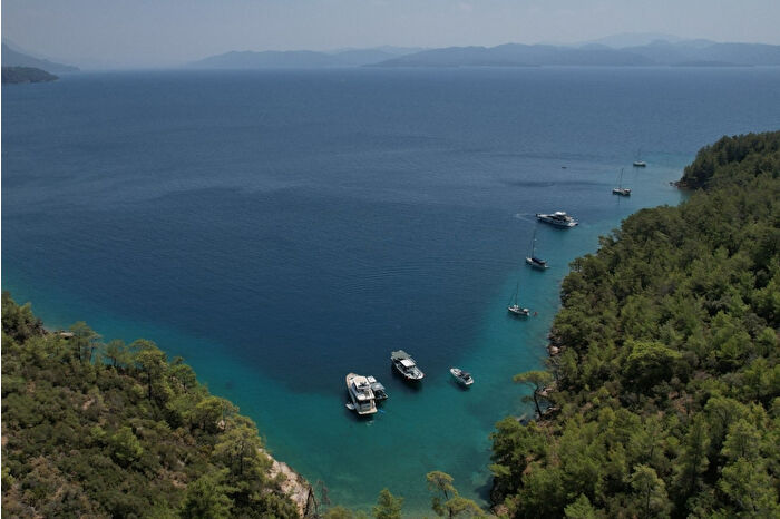 Muğla Büyükşehir Belediyesi, Gökova, Göcek ve Dalaman koylarında 8 atık alım teknesiyle 5 bin tekneden atık topladı