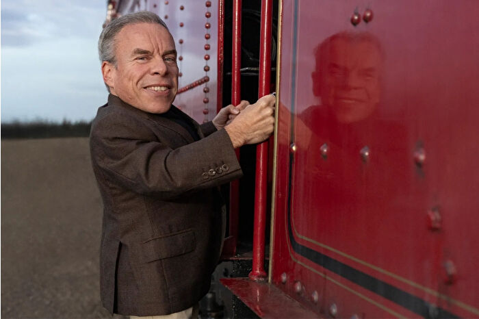 Harry Potter dizisinin kadrosuna orijinal seriden Warwick Davis katıldı