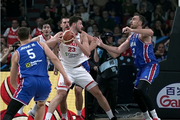 12 Dev Adam, EuroBasket 2025'in favorilerinden Sırbistan'ı devirerek 5'te 5 yaptı, son 16'da İsveç ile eşleşti