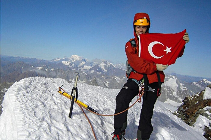 K2'nin zirvesine çıkan Türk kadın dağcıdan genç kadınlara 'her şeyi yapabiliriz' mesajı