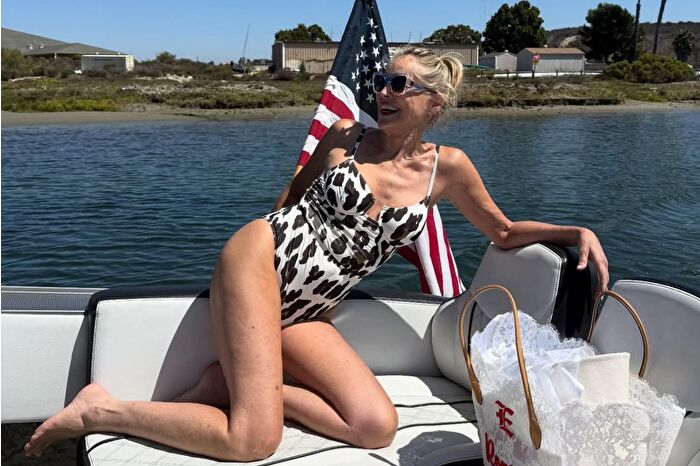 67 yaşındaki Sharon Stone, tekne gezisinde verdiği pozla dikkat çekti