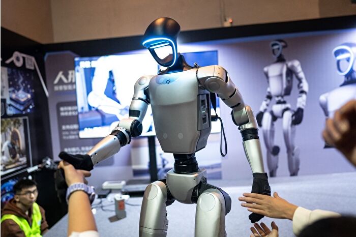Çin'de yapay zeka robotlar görücüye çıktı