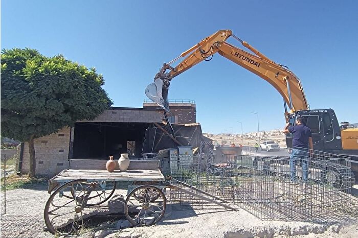 Kapadokya’da peribacalarının yanında izinsiz şekilde inşa edilen otel ve restoran yıkıldı