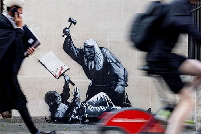 Gizemli sanatçı Banksy bu kez de İngiltere Yüksek Mahkemesi duvarına resim çizdi