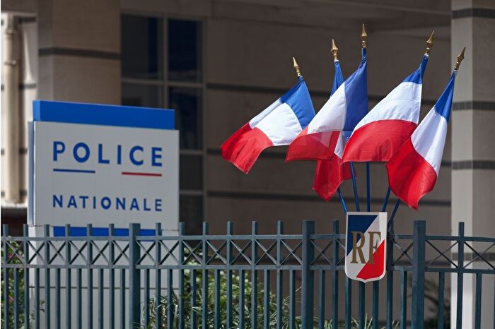 Paris'te 5 camiye domuzlu provokasyon düzenlendi