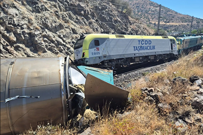 Malatya'da 2 yük treni çarpıştı: 1 kişi yaralandı