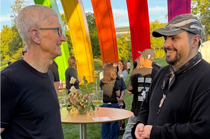 Les Benjamins’in kurucusu Bünyamin Aydın ABD’deki Apple lansmanında CEO Tim Cook’la sohbet etti, fotoğraf çekildi