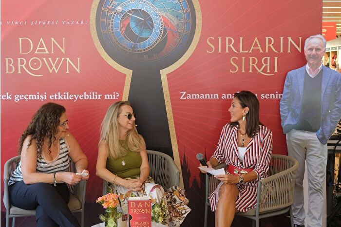 Yeni kitabı "Sırların Sırrı" tanıtılan yazar Dan Brown'dan Türk okurlara video mesaj