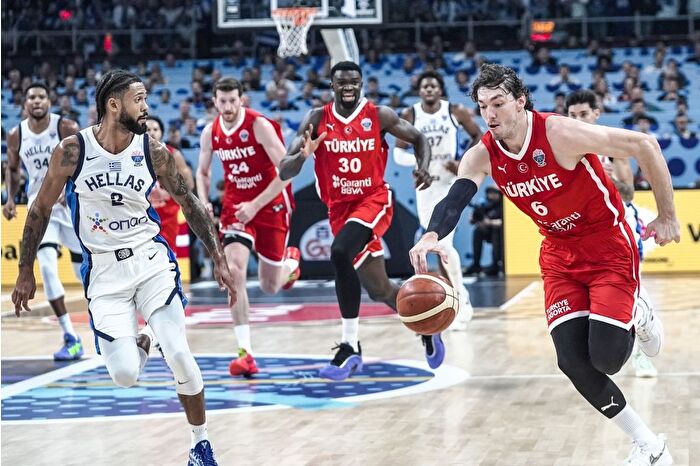 12 Dev Adam, EuroBasket 2025 yarı finalinde Yunanistan'ı devirdi, şampiyonluk için sırada Almanya var