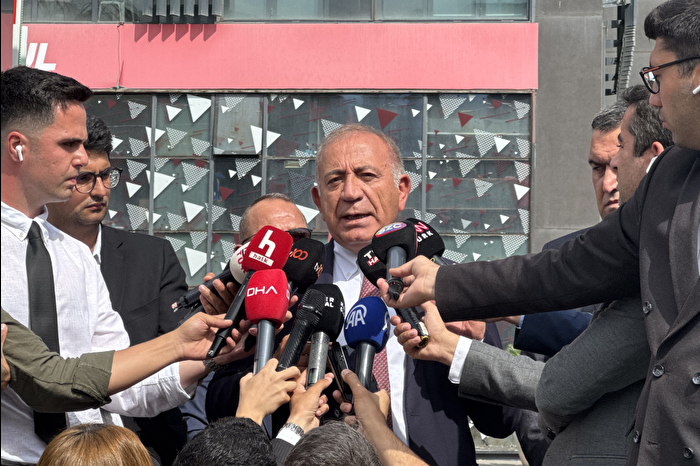 Gürsel Tekin, CHP İstanbul İl Başkanlığı önünde konuştu: Görevimizi yapamıyoruz