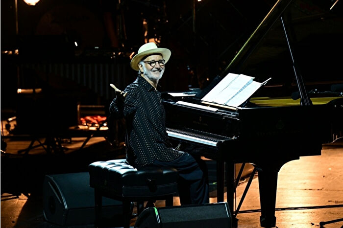 Minimalist ve duygusal tarzıyla sevilen Ludovico Einaudi, 27 Eylül’de Volkswagen Arena’da müzikseverlerle buluşuyor