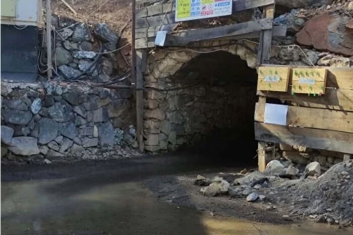 Denizli’nin Acıpayam ilçesinde krom madeninde göçük: 2 işçi beline kadar toprak altında kaldı