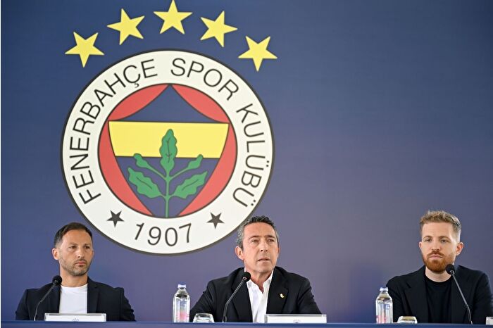Fenerbahçe Teknik Direktörü Tedesco için  Can Bartu Tesisleri'nde imza töreni düzenlendi