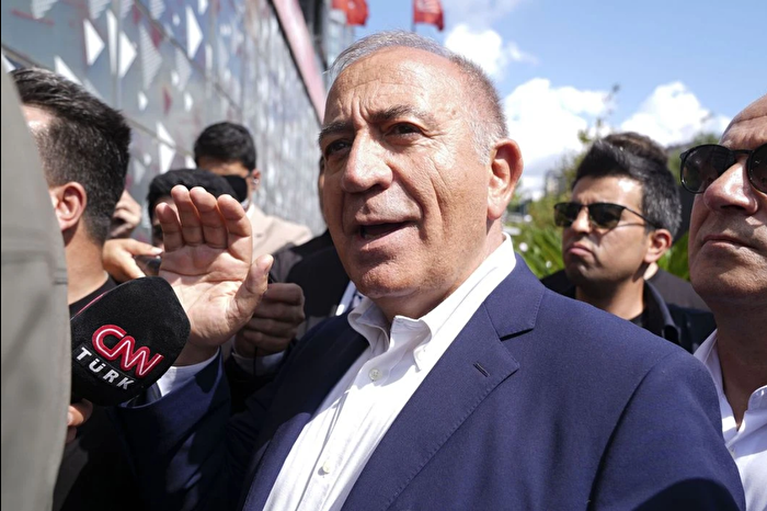 Gürsel Tekin, CHP İstanbul İl Başkanlığı önünde konuştu: Suskunluğumuz korkaklığımızdan değil