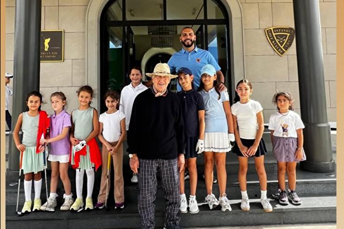 Koç Holding Onursal Başkanı Rahmi Koç, Beko Classic Pro-Am Turnuvası’na katılan genç golfçülerle hatıra fotoğrafı çektirdi