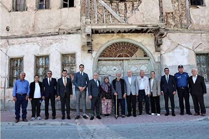 156 yaşındaki konaklarını Valiliğe hibe ettiler