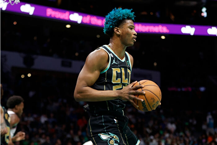 Anadolu Efes, NBA’de Charlotte, Clippers ve Mavericks formaları giyen Kai Jones’u kadrosuna kattı