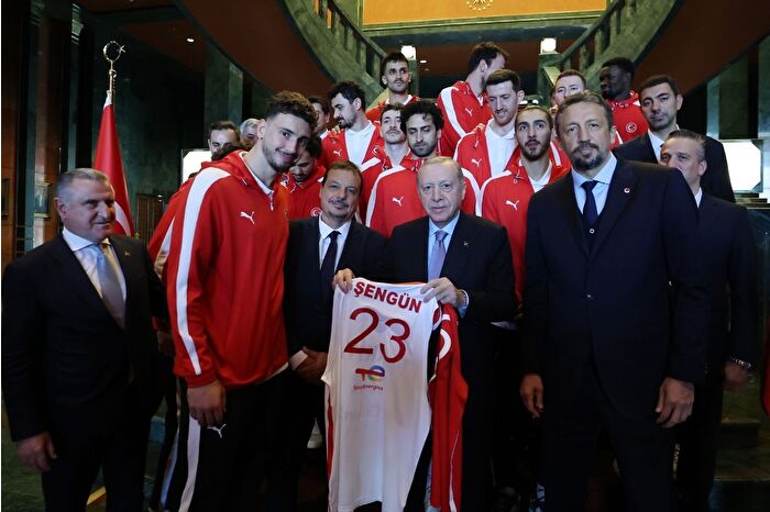 Cumhurbaşkanı Erdoğan, A Milli Erkek Basketbol Takımı ile bir araya geldi