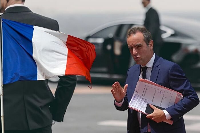 Fransa'nın yeni başbakanı Sebastien Lecornu, ülkenin eski başbakanlarına tanınan ömür boyu ayrıcalıkları sonlandırdı