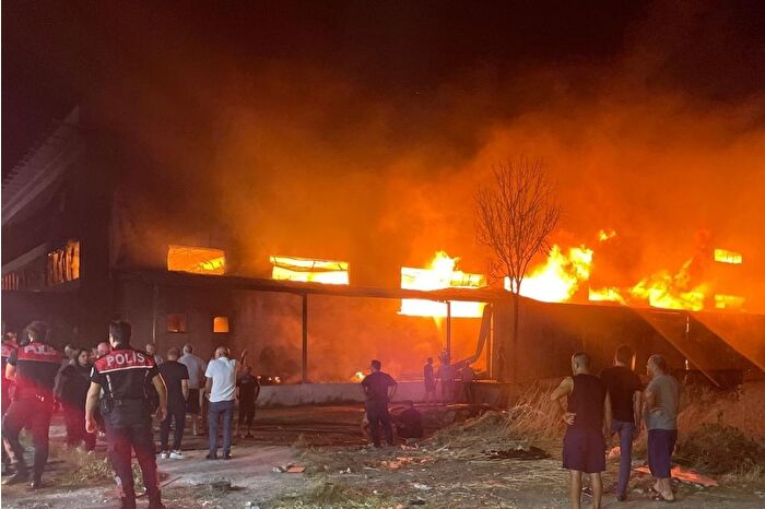 İzmir'de mobilya fabrikasında yangın çıktı
