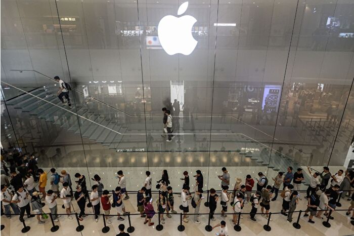 Çin'de satışa başlayan Apple'ın iPhone 17 lansmanında yüzlerce kişi sırada bekledi